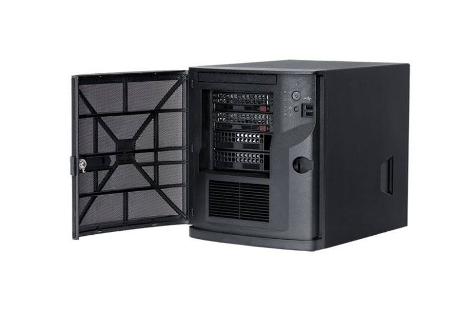 Schwarzer Computer-Tower-Server mit geöffneter Fronttür, der mehrere Laufwerkschächte und ein Belüftungsgitter zeigt.
