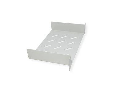 Ein weißes Metallregal mit Schlitzdesign, geeignet zum Organisieren von Werkzeugen oder Ausrüstung in einer Industrie- oder Garagenumgebung.