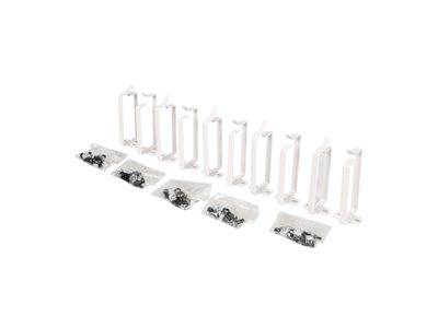 Satz von acht weißen Wandmontierungshaltern mit Schrauben und Dübeln, in einer Reihe angeordnet.