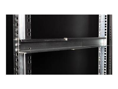 Eine Nahaufnahme eines Metallrahmens mit schwarzem Hintergrund, die eine horizontale Stange und vertikale Stützen hervorhebt, möglicherweise Teil einer Regalstruktur.