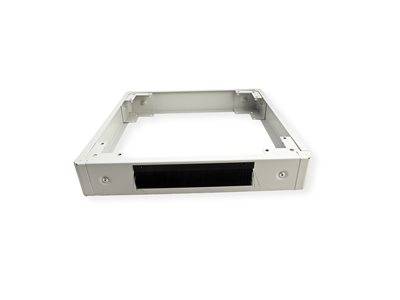 Ein weißer, rechteckiger Metallrahmen mit einer schwarzen bürstengefütterten Öffnung an seiner Basis, verwendet für die Kabelführung in Server-Racks.