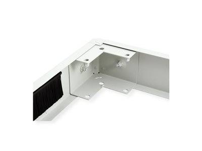 Weiße Eckhalterung mit vorgebohrten Löchern, im Inneren eines Schranks für strukturelle Stabilität montiert; ein schwarzes Bürstenpaneel ist an der Seite angebracht.