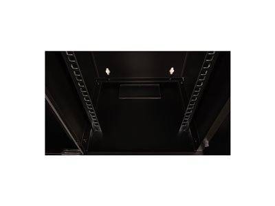 Innenansicht eines schwarzen Schranks mit Regalen an den Seiten und einem Schlitz auf der Rückseite.