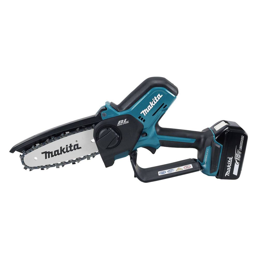 Eine Makita Akku-Kettensäge mit blau-schwarzem Design, mit kompaktem, ergonomischem Griff und sichtbarer Kettenmechanik.