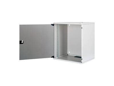 Offener weißer Metallschrank mit seitlich angebrachtem Scharnier, zeigt leeren Innenraum, geeignet zur Montage elektronischer oder Netzwerkausrüstung.