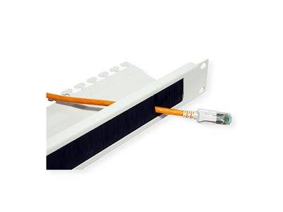 Ein Netzwerkkabel mit oranger Isolierung führt durch ein weißes Gitter mit schwarzen Borsten und endet in einem RJ45-Stecker.