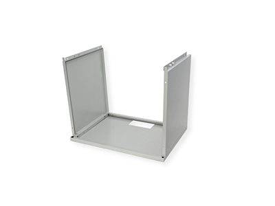 Ein Metallgehäuserahmen, auf einer Seite offen, mit einer flachen Basis und zwei Seitenpaneelen. Wird zur Unterbringung von elektronischen Geräten oder Komponenten verwendet.