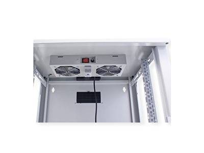 Das Bild zeigt die Innenseite oben eines weißen Metallschranks mit zwei Kühlventilatoren, einem angebrachten Stromkabel und einem zentralen Schalter zur Steuerung.