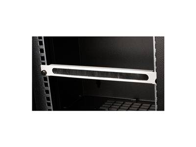 Das Bild zeigt ein Rack-Füllpanel mit Belüftungslöchern, das in einem Servergehäuse installiert ist und zur Luftstromverwaltung innerhalb des Schranks beiträgt.