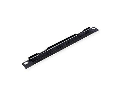 Ein schwarzes Metall-1U-Kabelmanagement-Panel mit Bürstenfunktion, das zur Organisation von Kabeln in einem Server-Rack oder einer IT-Umgebung verwendet wird.