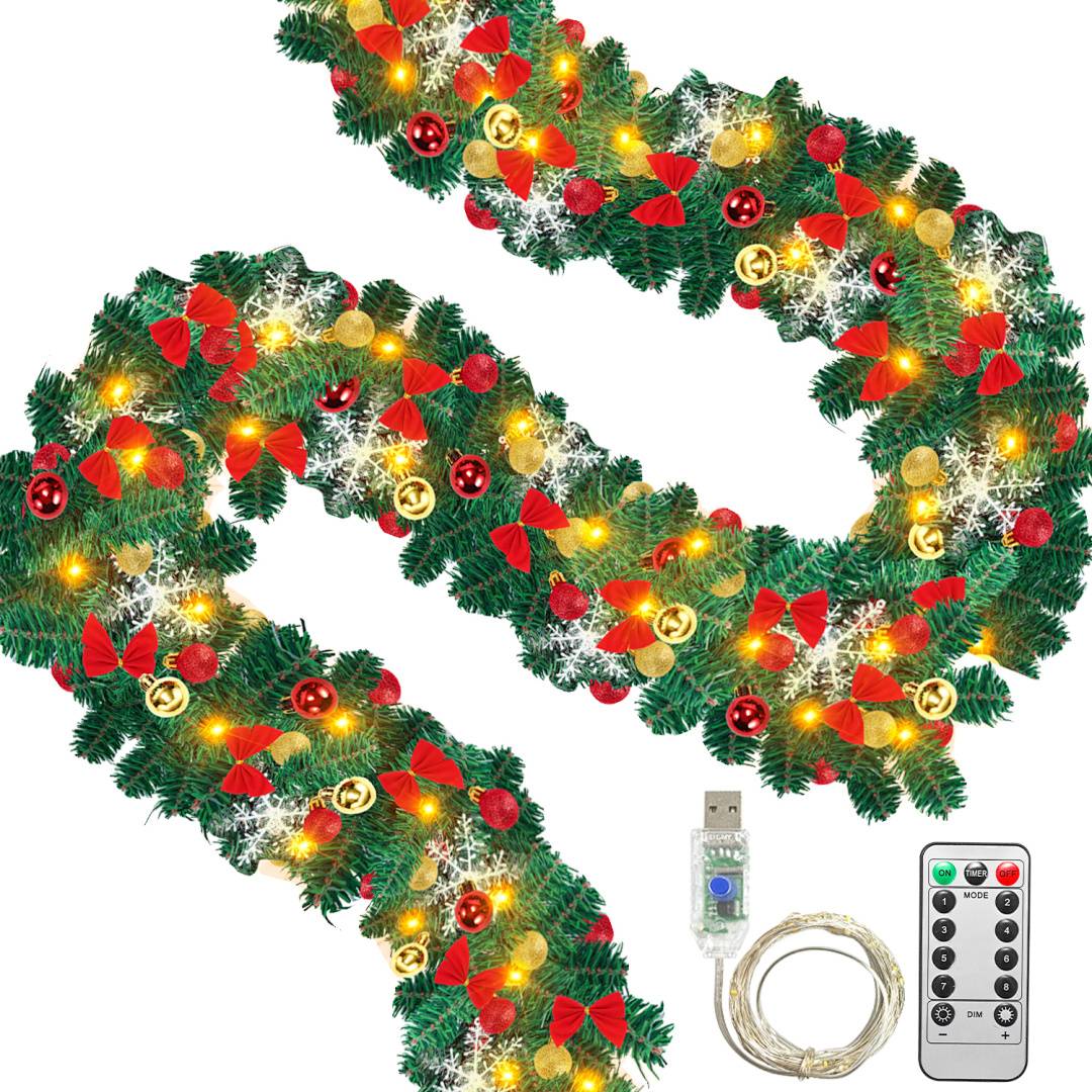 Dekorierte grüne Weihnachtsgirlande mit roten Schleifen, Ornamenten, Lichtern, USB-Stromkabel und Fernbedienung auf weißem Hintergrund.