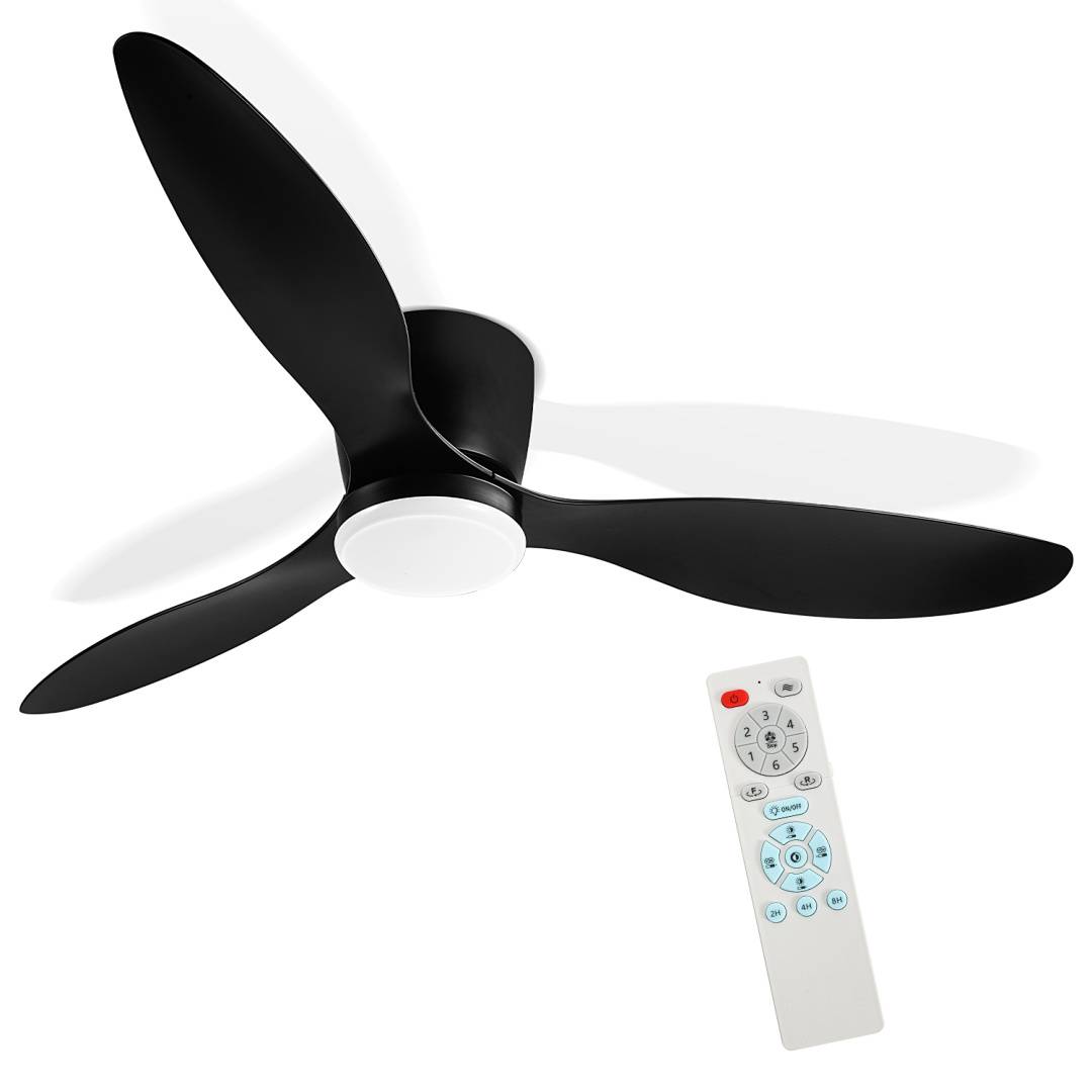 Schwarzer Deckenventilator mit drei Blättern, weißem Licht und Fernbedienung auf weißem Hintergrund.
