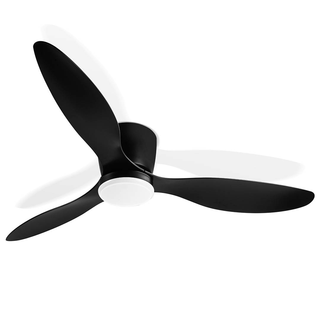Schwarzer dreiflügeliger Deckenventilator auf weißem Hintergrund, von unten fotografiert mit unscharfen Rotorblättern.