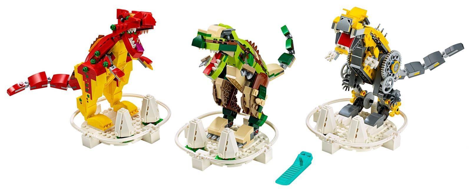 Drei LEGO-Dinosaurier-Roboter-Figuren in Rot, Grün und Gelb stehen auf weißen Sockeln, mit einem kleinen türkisfarbenen Steinchen davor.