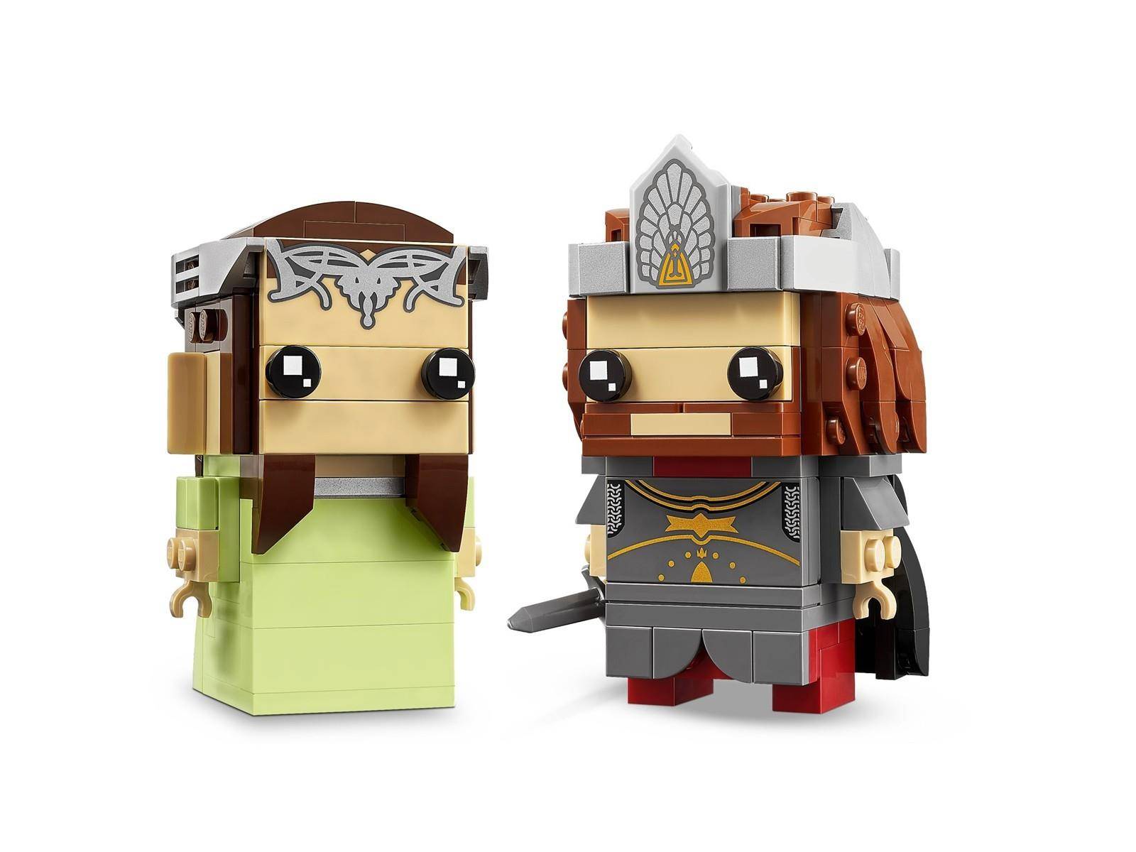 Zwei LEGO-ähnliche Blockfiguren, die mittelalterlichen Charakteren ähneln, stehen nebeneinander auf weißem Hintergrund. Die eine trägt grüne Kleidung mit einem Stirnband und die andere graue Rüstung mit einem kronenähnlichen Helm.