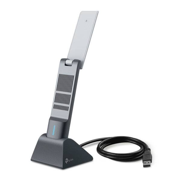 Vertikaler USB-Adapter/Dockingständer mit klappbarem Metallpanel, belüftetem grauem Gehäuse und angeschlossenem USB-Kabel auf einer Basis.