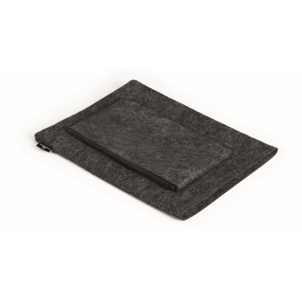 Dunkelgraue Filz-Laptop-Schutzhülle oder -Tasche mit schmalem vorderen Fach, geschlossen auf weißem Hintergrund dargestellt.