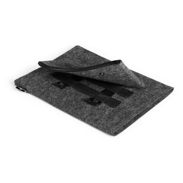 Graue Filz-Laptop-Schutzhülle mit Klappenver­schluss und schwarzen Riemendetails auf weißem Hintergrund.