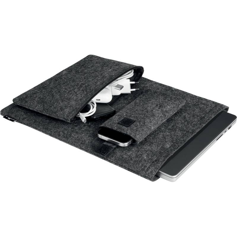 Ein grauer Filz-Laptoptasche mit Taschen, die elektronische Zubehörteile enthalten, darunter ein Ladegerät, ein Telefon und Kabel, teilweise geöffnet.