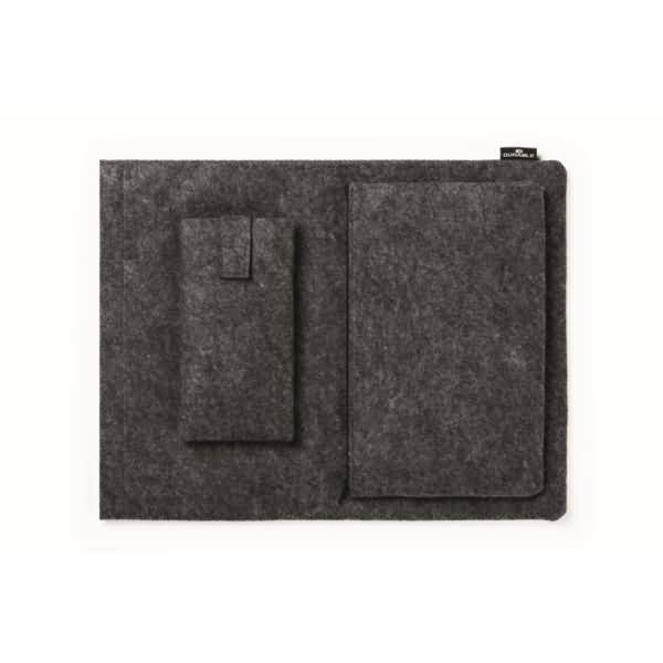 Graue Laptop-Schutzhülle aus Filz mit einer vorderen Tasche und großem Klappeenverschluss, vor weißem Hintergrund dargestellt.