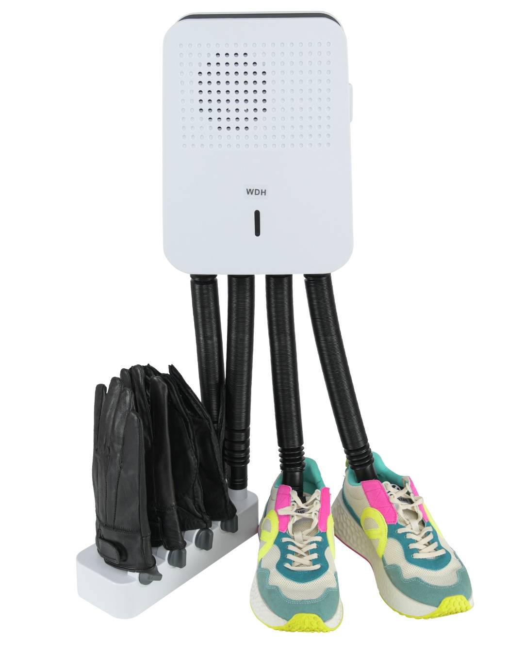 Ein Schuh- und Handschuhtrocknungsgerät mit vier Schläuchen trocknet ein Paar schwarze Handschuhe und bunte Sneaker.