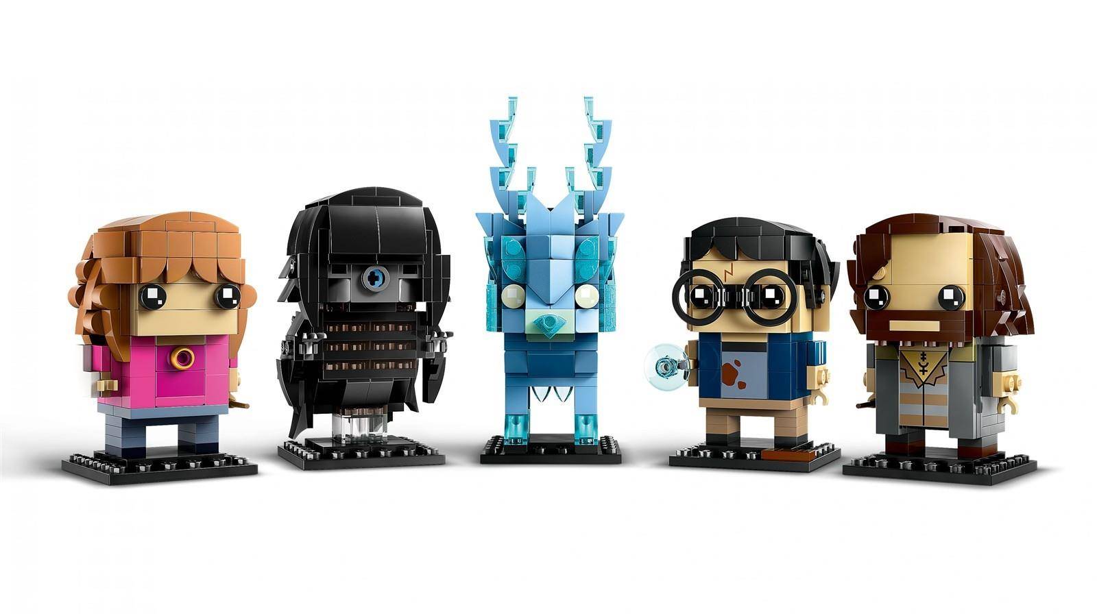 Fünf LEGO-ähnliche Minifiguren stehen in einer Reihe, einschließlich einer blauen hirschähnlichen Figur in der Mitte und vier menschlichen Figuren um sie herum, auf weißem Hintergrund.