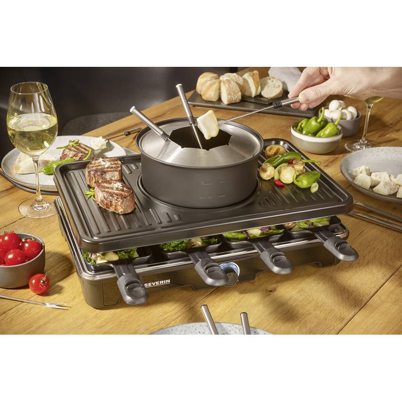 Ein gemeinschaftlicher Raclette-Grill auf einem Holztisch, umgeben von Tellern, Brot und einem Glas Weißwein, mit einer Hand, die Käse serviert.