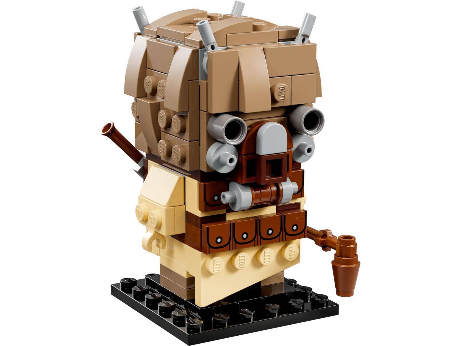 Eine LEGO-ähnliche aus Bausteinen errichtete Büste eines robusten Charakters mit beige und brauner Rüstung, mehreren Fassdetails und einem schwarzen Ausstellungssockel.