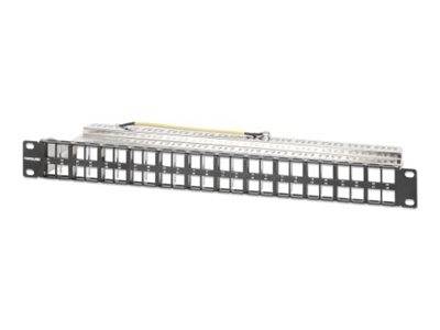 48-Port Rack-Mount-Netzwerk-Patchpanel mit leeren RJ45-Anschlüssen und Kabelbeschriftungen oben.