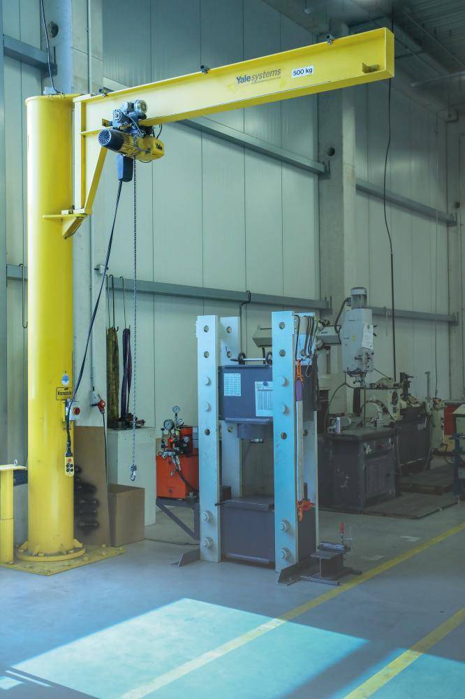 Säulenschwenkkran PFSP270500 kg Ausladung 3000 mm Zwischenfußplatte,E-Zug für Hallenböden - Artikel: 7830605601