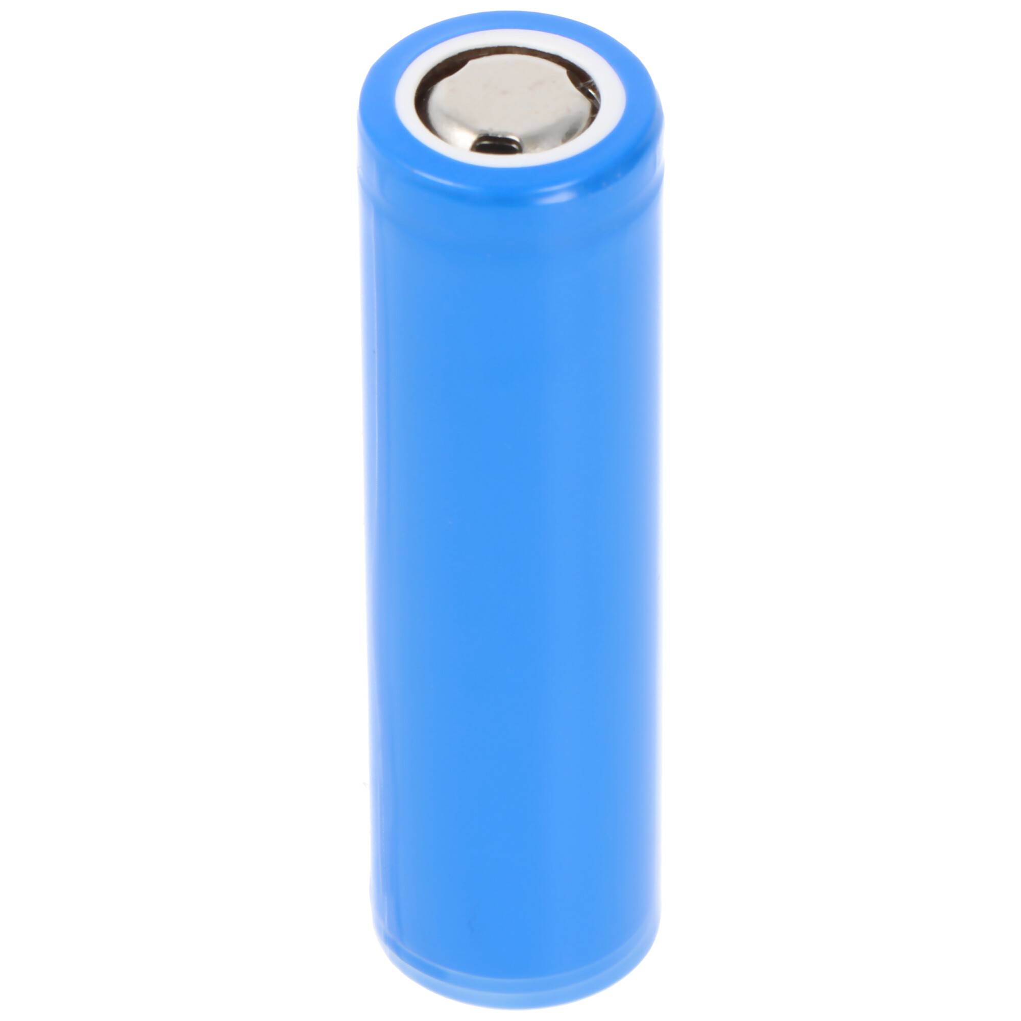 Eine blaue zylindrische Batterie, die aufrecht auf einem einfachen weißen Hintergrund steht und das positive Terminal oben zeigt.