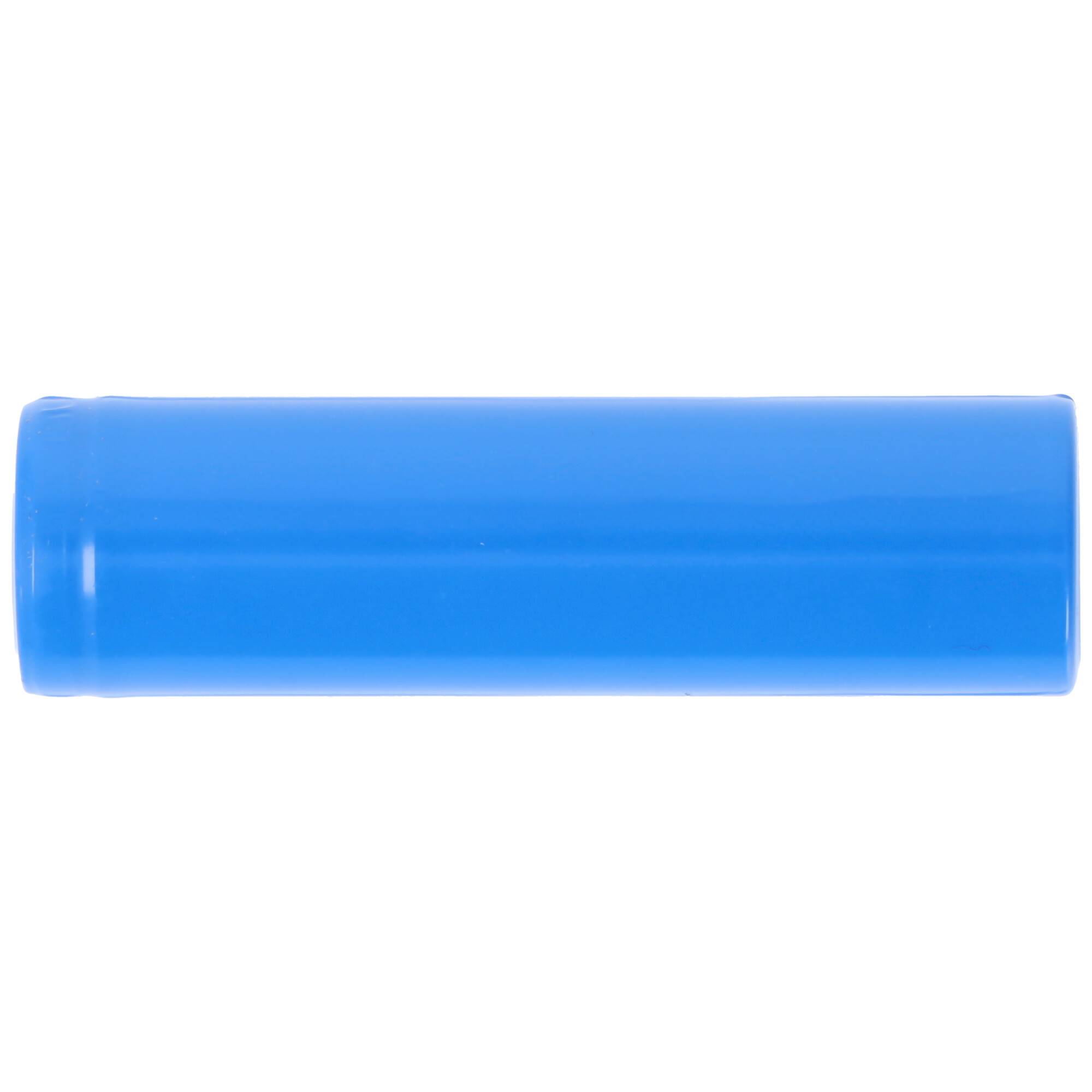 Eine blaue zylindrische Batterie liegt horizontal auf weißem Hintergrund.