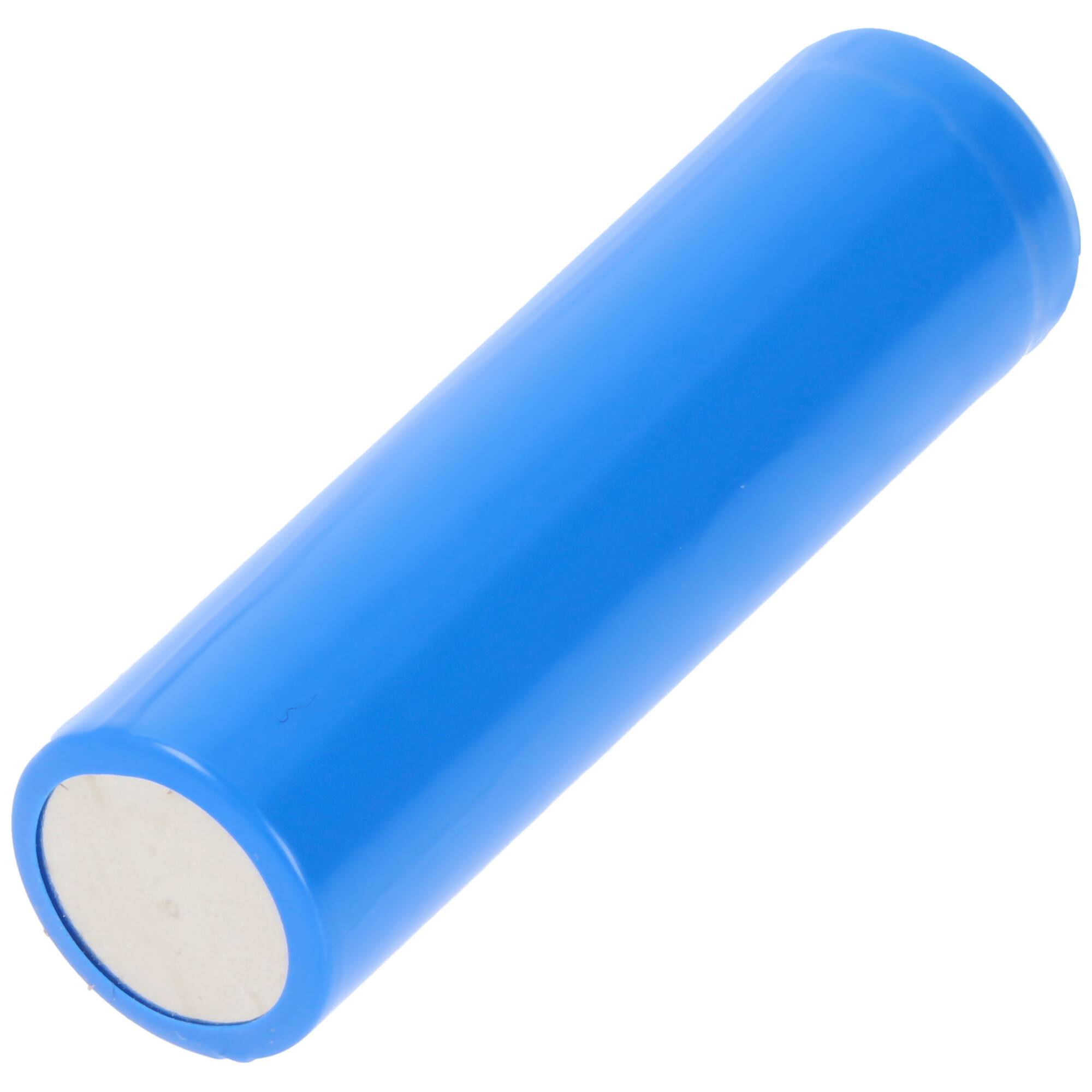 Eine blaue zylindrische Batterie mit Metallenden, die häufig in elektronischen Geräten verwendet wird.