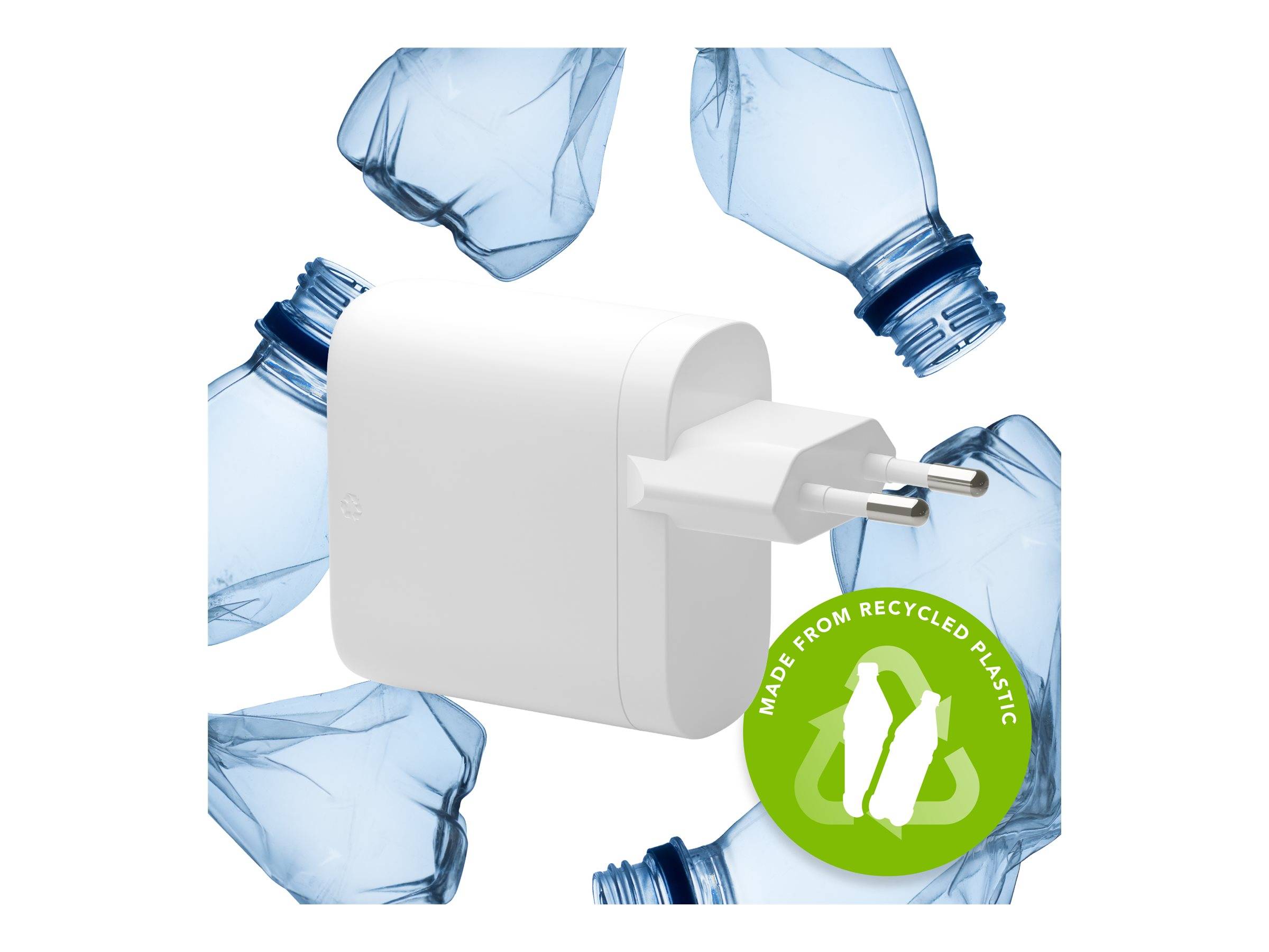 Ein weißes Ladegerät aus recyceltem Kunststoff, umgeben von Bildern zerdrückter Plastikflaschen. Grünes Etikett mit der Aufschrift „Hergestellt aus recyceltem Kunststoff