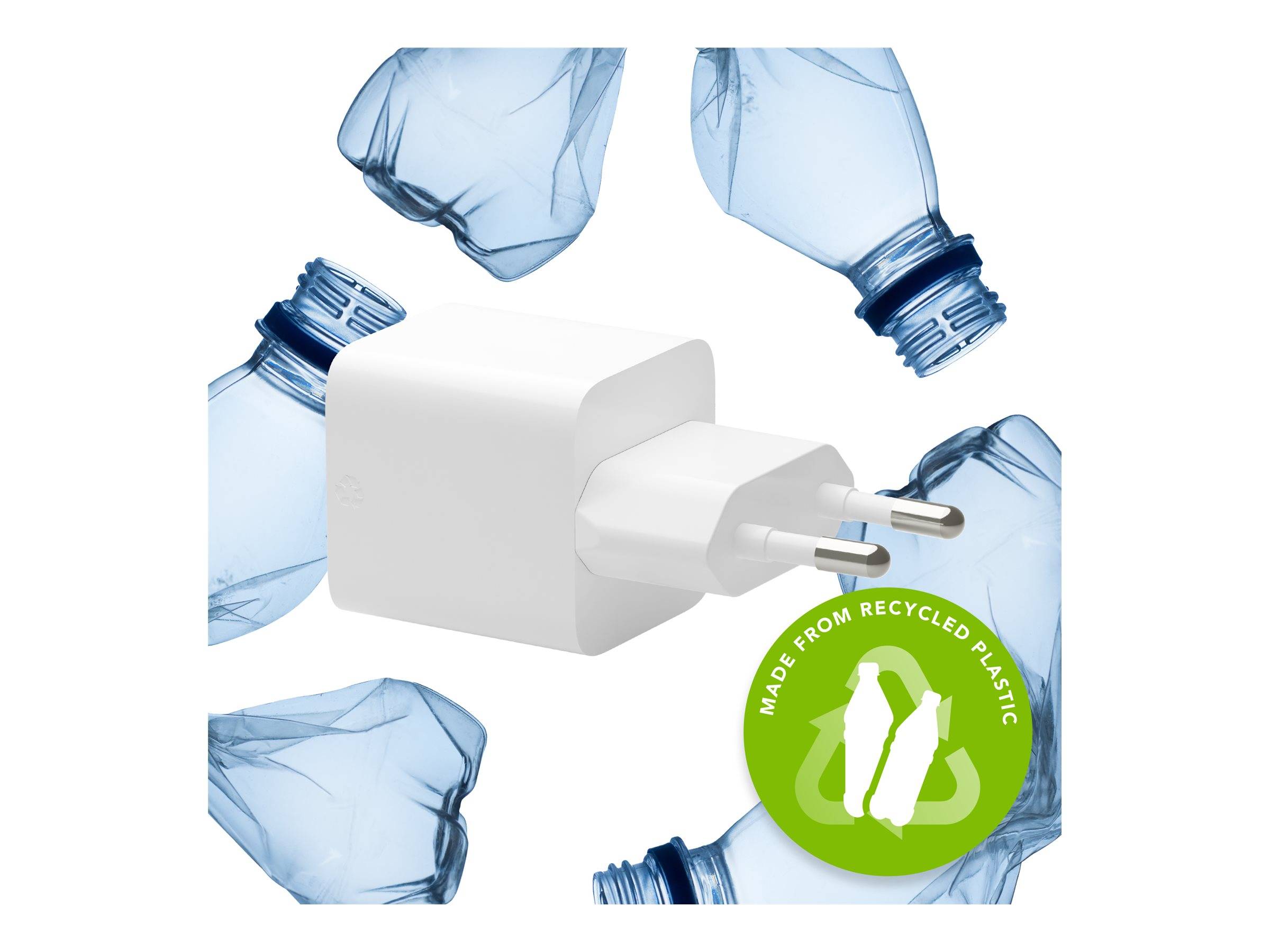 Ein weißes elektronisches Ladegerät, umgeben von zerdrückten blauen Plastikflaschen und einem grünen Etikett mit der Aufschrift 