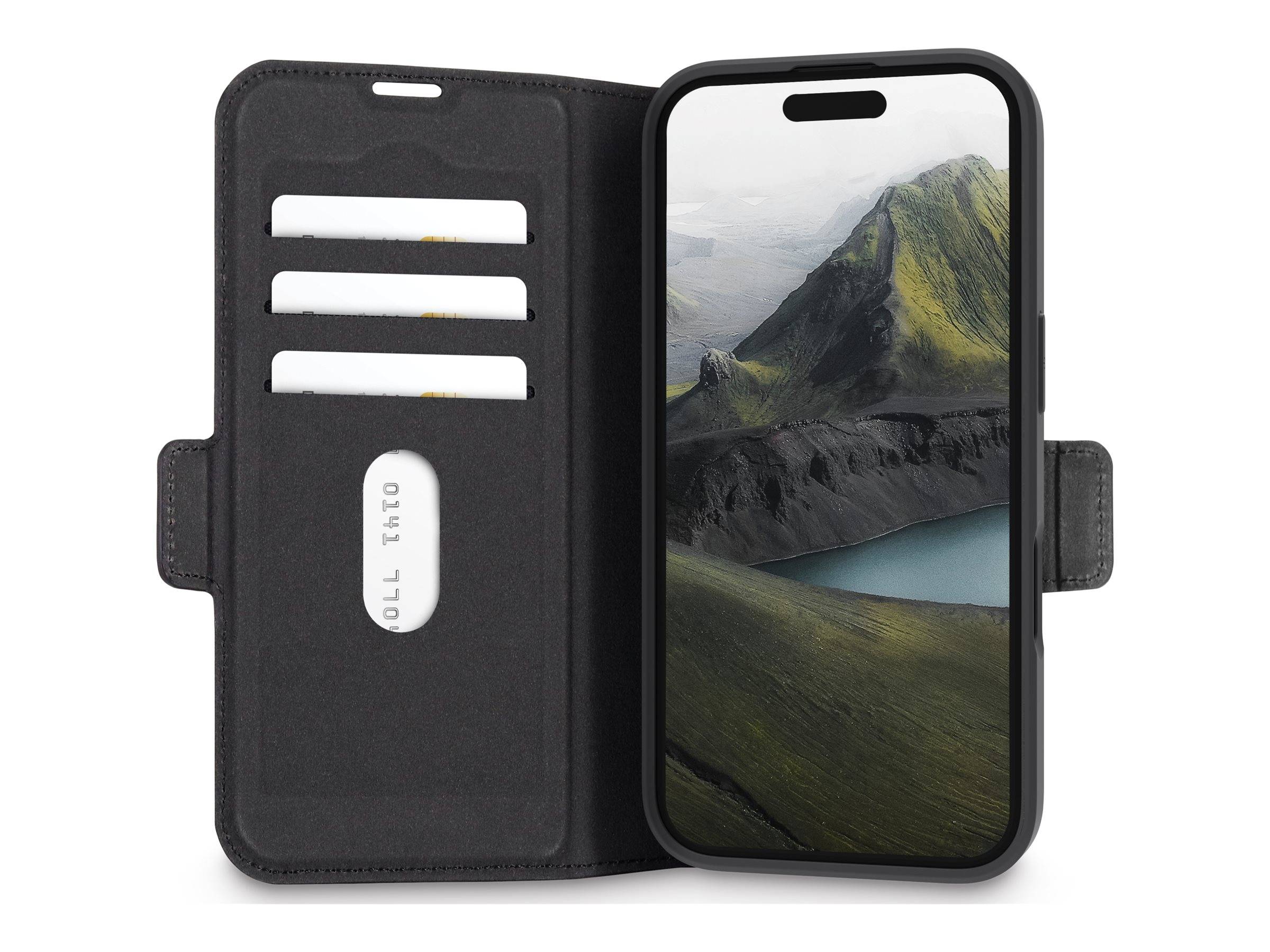 Ein Smartphone in einem schwarzen Etui, das eine Landschaft mit grünen Bergen und einem See zeigt, mit Kartenfächern auf der Innenseite des Etui-Deckels.
