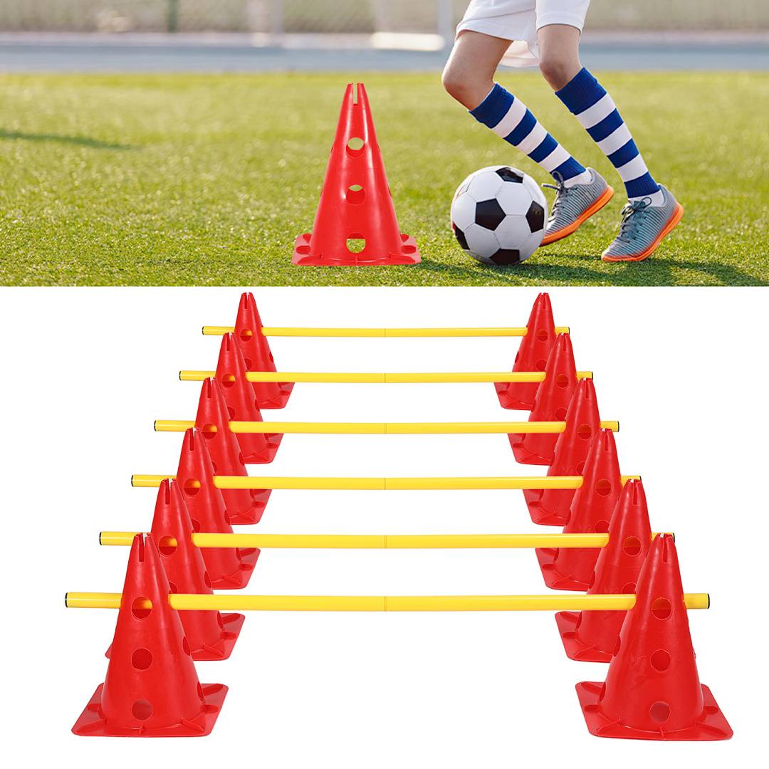 Ein Kind dribbelt einen Fußball um einen Kegel auf einem Spielfeld herum, mit einer Reihe von roten Trainingskegeln und gelben Agilitätsstangen, die unten gezeigt werden.