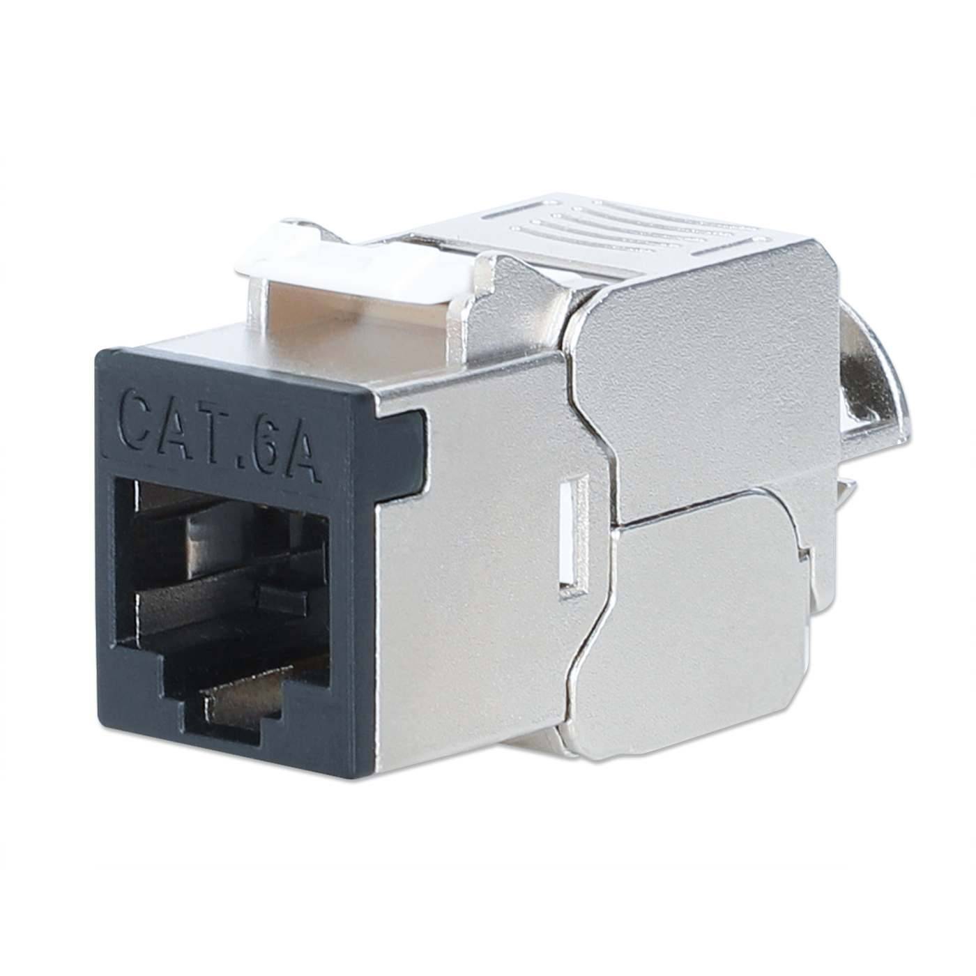 Nahaufnahme eines CAT 6A Ethernet-Kabelsteckers mit einem schwarzen RJ45-Anschluss und silbernem Metallgehäuse auf weißem Hintergrund.