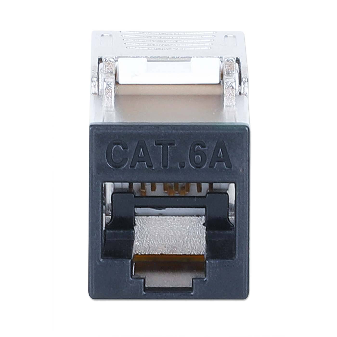 Nahaufnahme eines schwarzen CAT.6A-Ethernet-Kabelsteckers, von vorne auf weißem Hintergrund betrachtet.