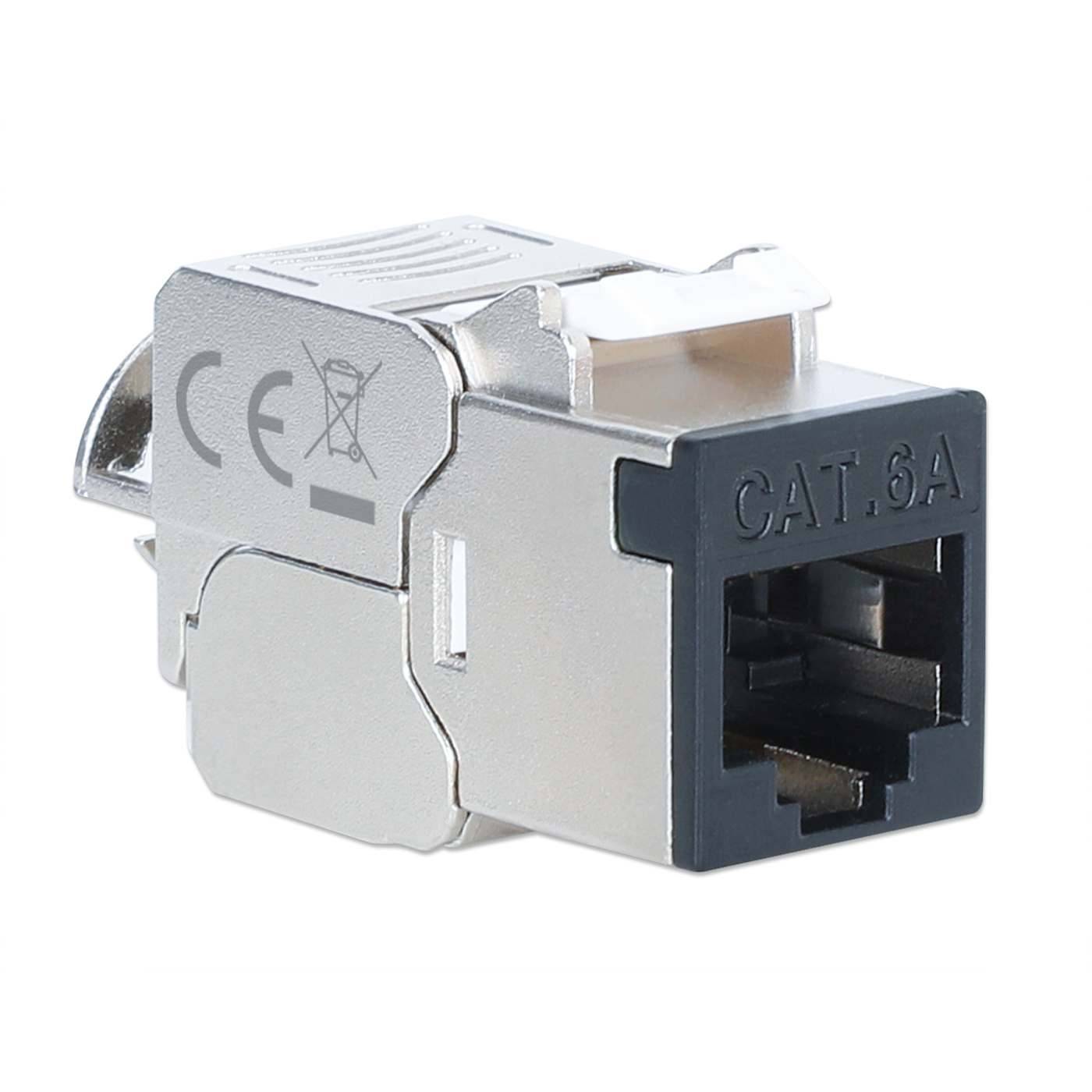 Nahaufnahme eines Cat 6A Ethernet-Kabelsteckers mit metallisch abgeschirmtem Gehäuse und schwarzem RJ45-Anschluss, isoliert auf weißem Hintergrund.