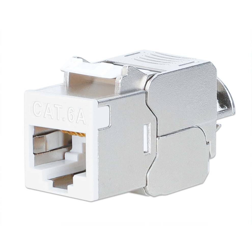 Nahaufnahme eines Cat6a-Ethernet-Kabelsteckers mit dem metallischen RJ45-Anschluss und weißer Frontanschlussöffnung.