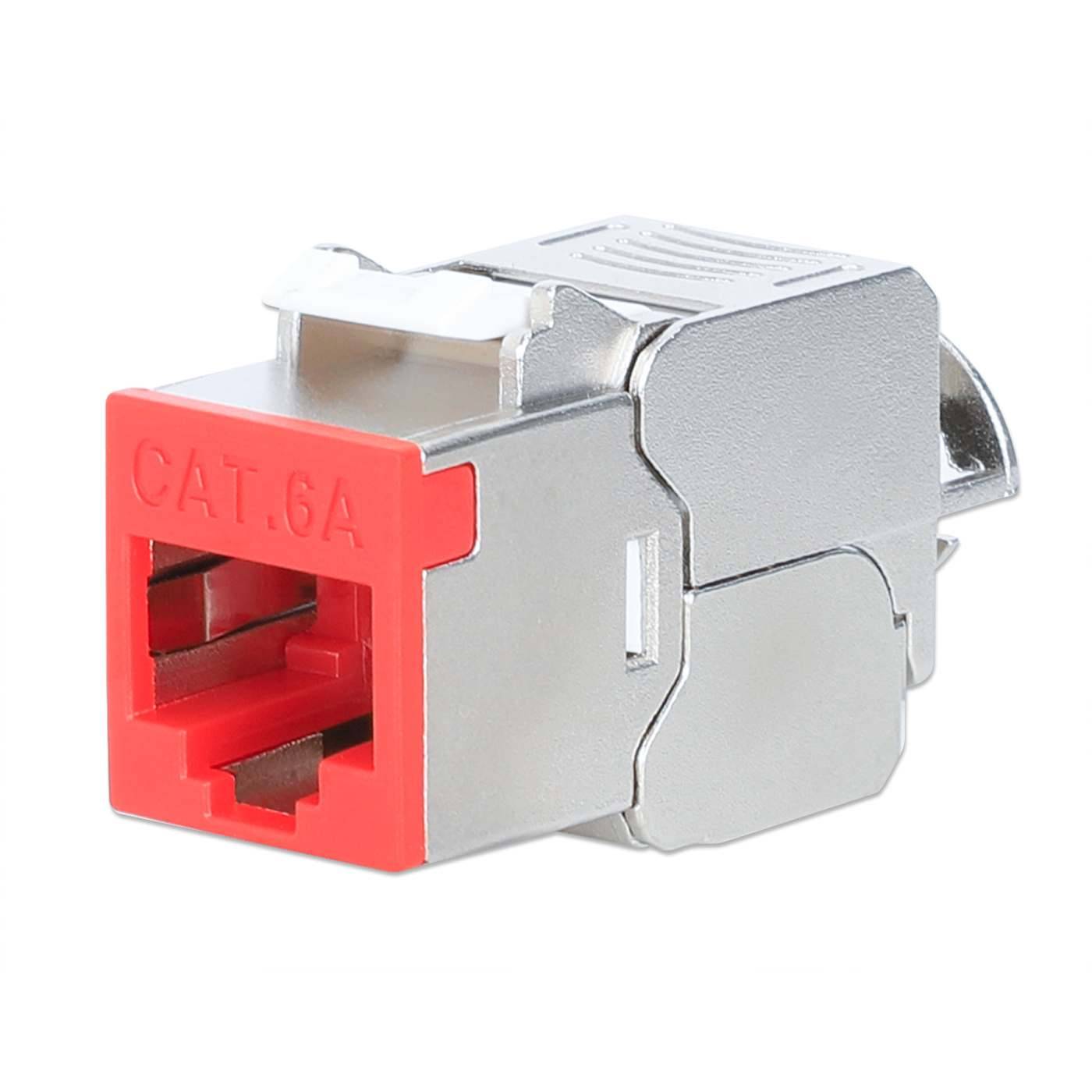 Nahaufnahme eines Cat6A-Ethernet-Kabelsteckers mit rotes Frontelement und silbernes Metallgehäuse auf weißem Hintergrund.