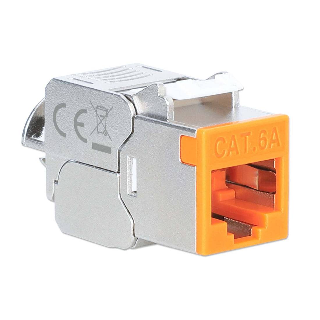 Nahaufnahme eines geschirmten CAT.6A-Ethernetkabelsteckers mit einem orangefarbenen RJ45-Anschluss auf weißem Hintergrund.