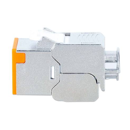 Nahaufnahme eines metallenen RJ45-Ethernet-Netzwerksteckers mit einer orangefarbenen Entriegelungslasche auf weißem Hintergrund.