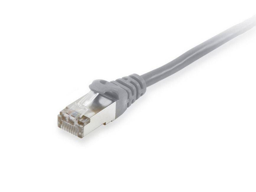 Graues Ethernet-Kabel mit RJ45-Stecker auf weißem Hintergrund.