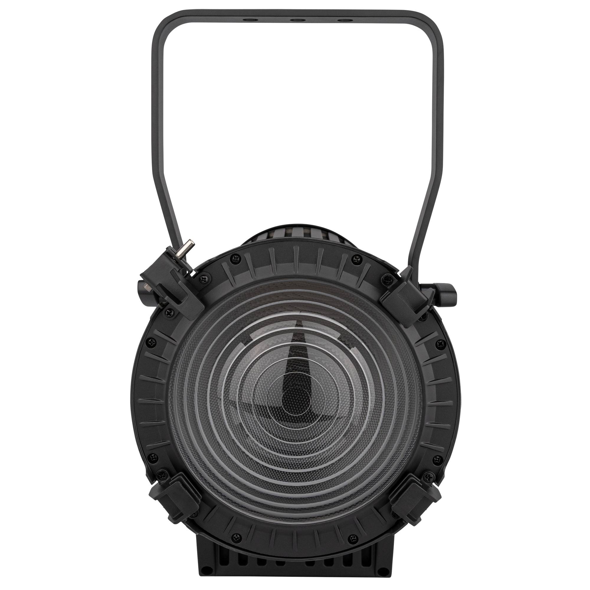 Ein schwarzes Bühnenlicht mit einer kreisförmigen Linse und vier verstellbaren Halterungen, vor schwarzem Hintergrund direkt nach vorne ausgerichtet.