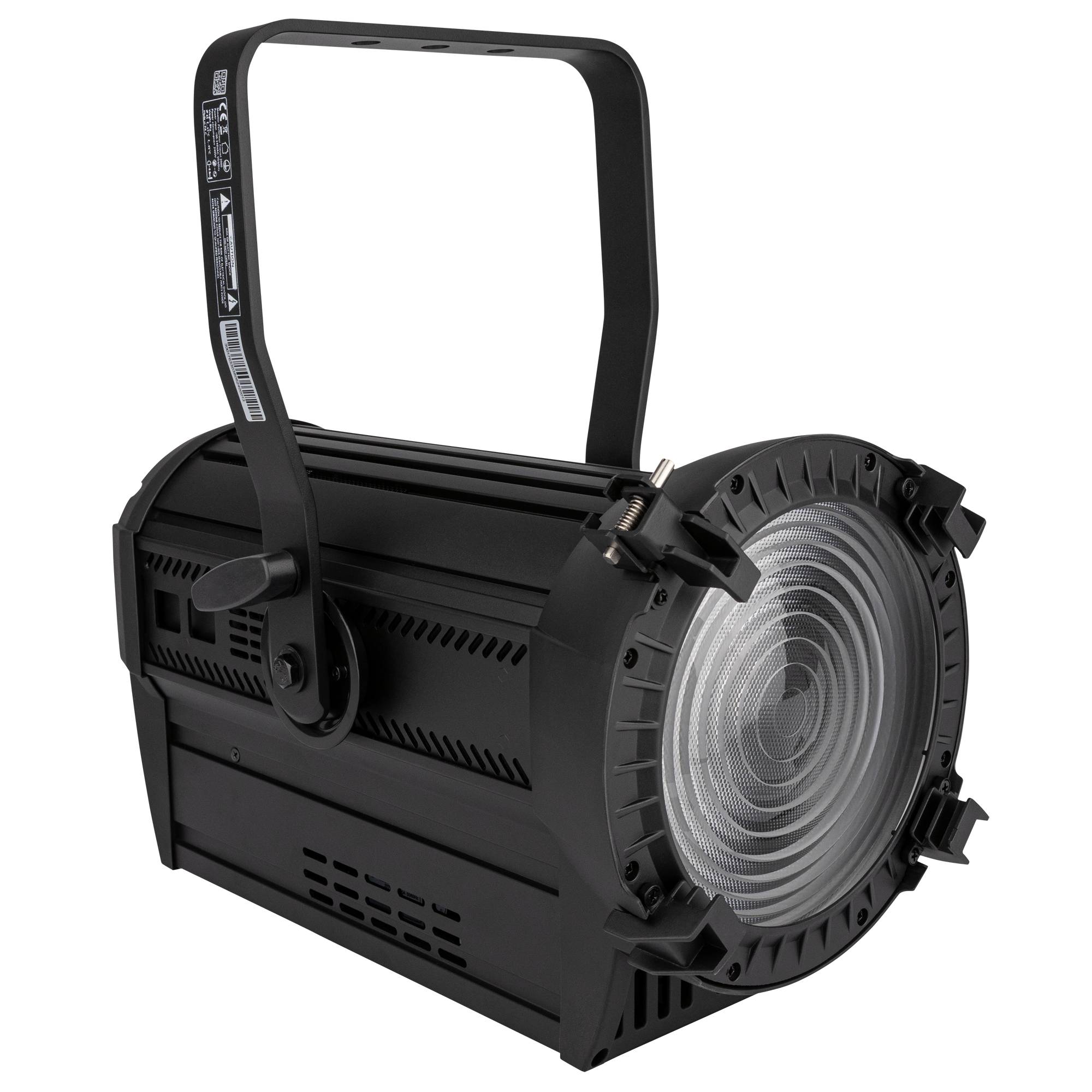 Ein schwarzer Bühnenscheinwerfer mit einer großen, gerippten Linse, ausgestattet mit einem robusten Griff zum Positionieren. Der Scheinwerfer ist vor einem dunklen Hintergrund angebracht.