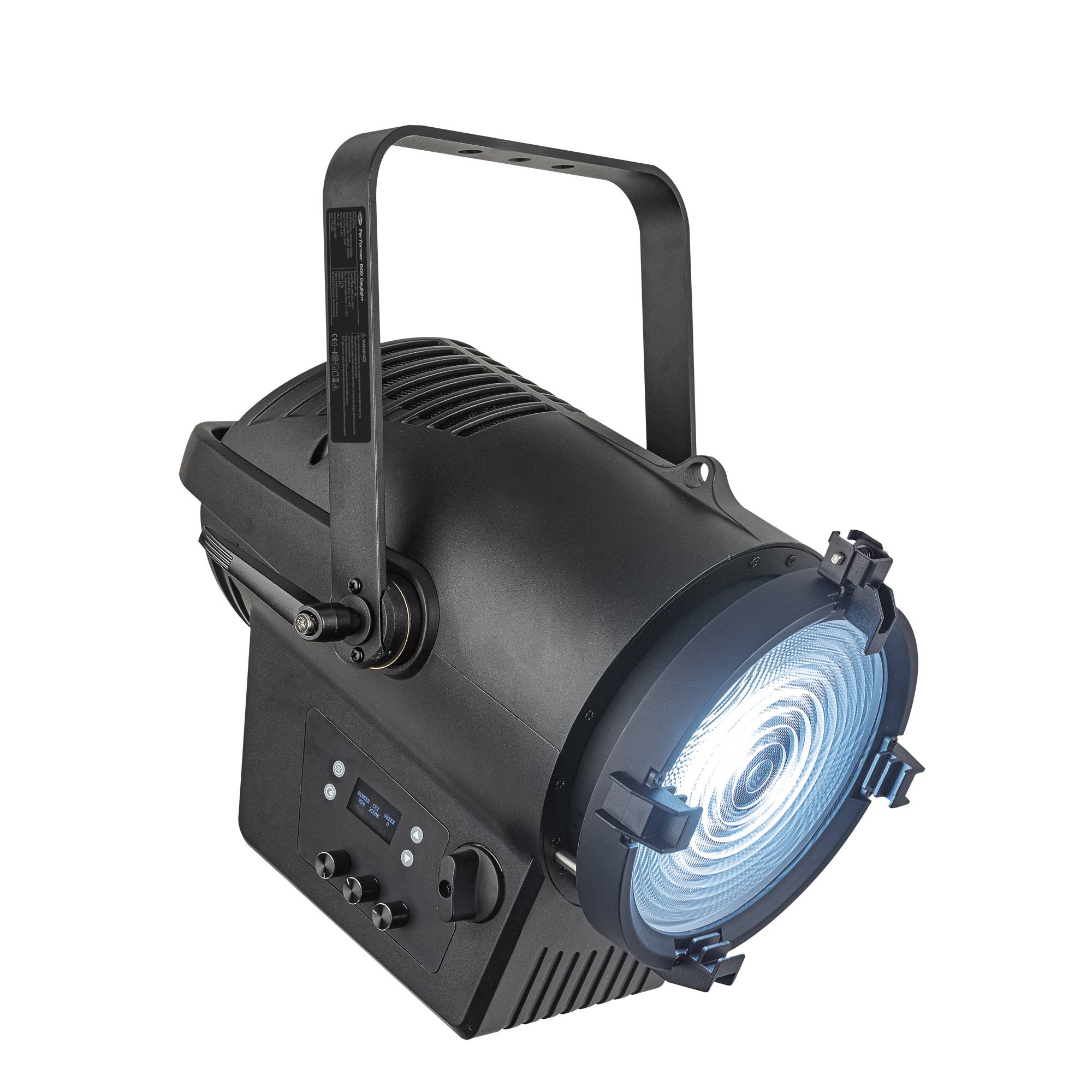 Ein schwarzes LED-Bühnenlicht mit einem Griff oben und einer leuchtenden Linse vor einem einfachen schwarzen Hintergrund.
