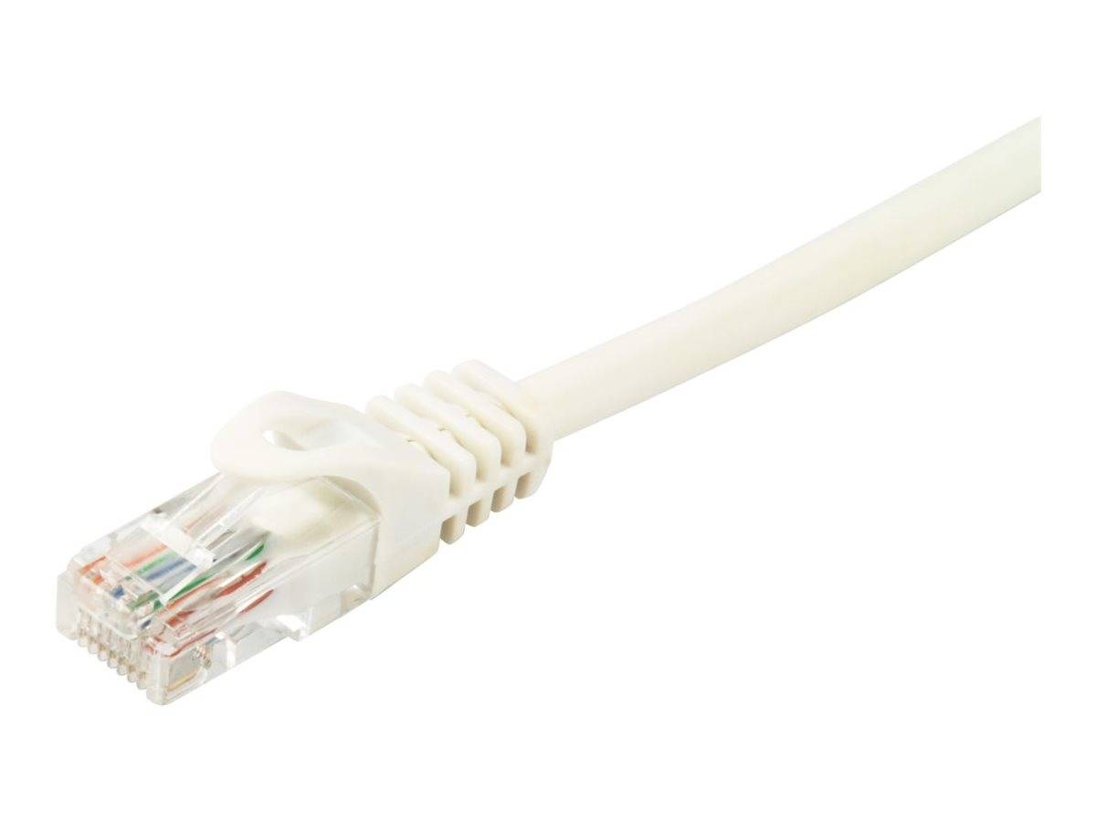 Nahaufnahme eines weißen Ethernet-Kabels mit RJ45-Stecker auf einem einfachen Hintergrund.