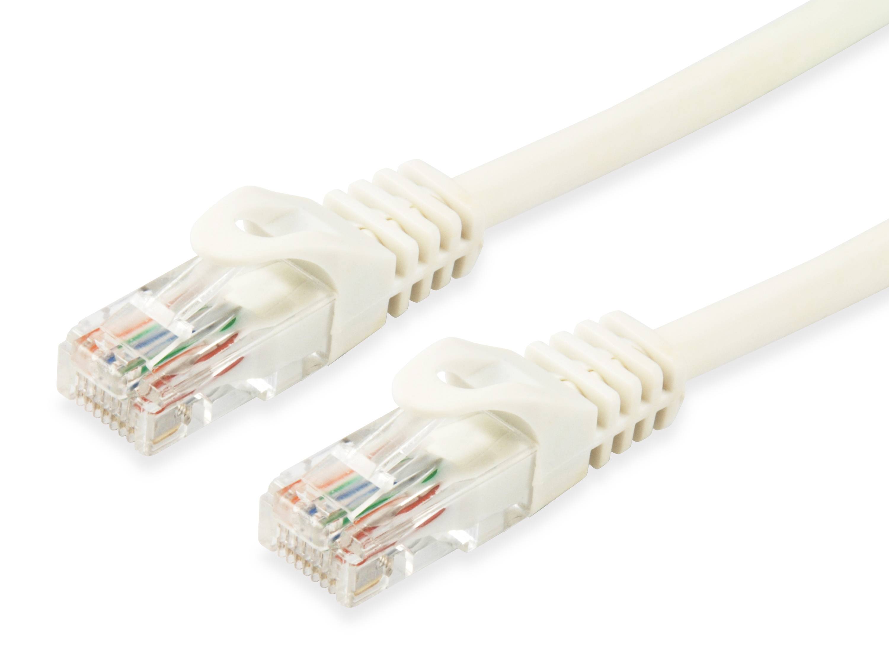 Zwei weiße Ethernet-Kabel mit transparenten RJ45-Steckverbindern auf weißem Hintergrund dargestellt.